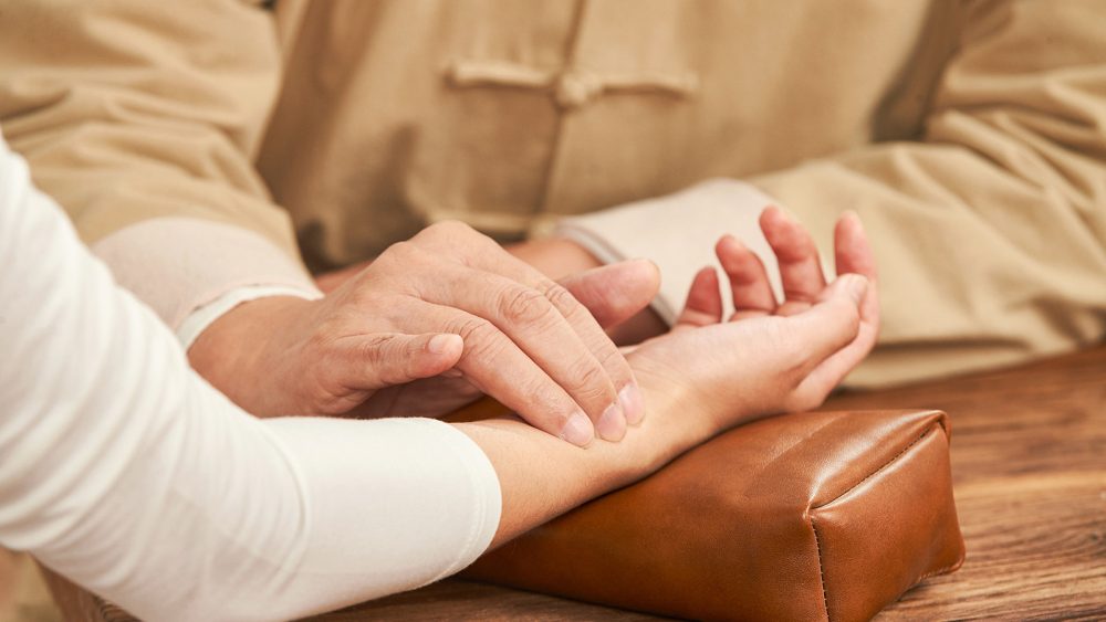 The doctor of traditional Chinese medicine pulse